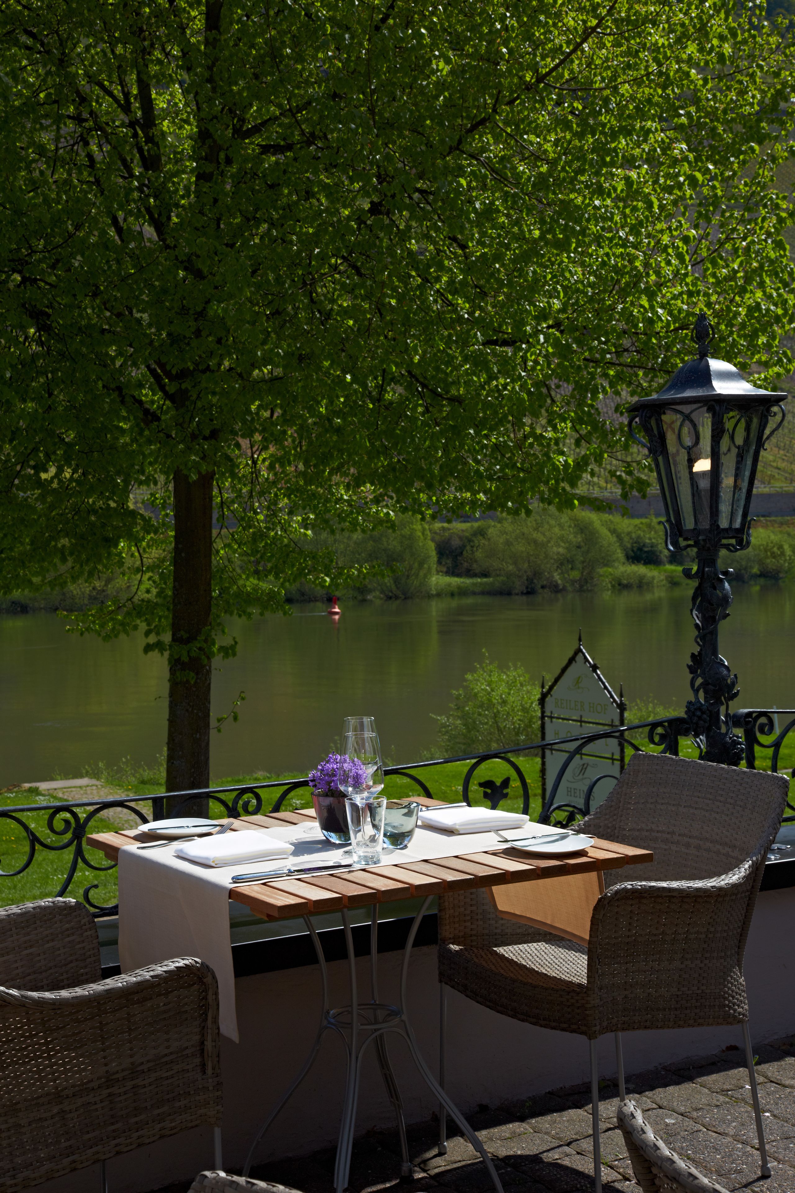 Breakfast, lunch, dinner served; local and international cuisine 