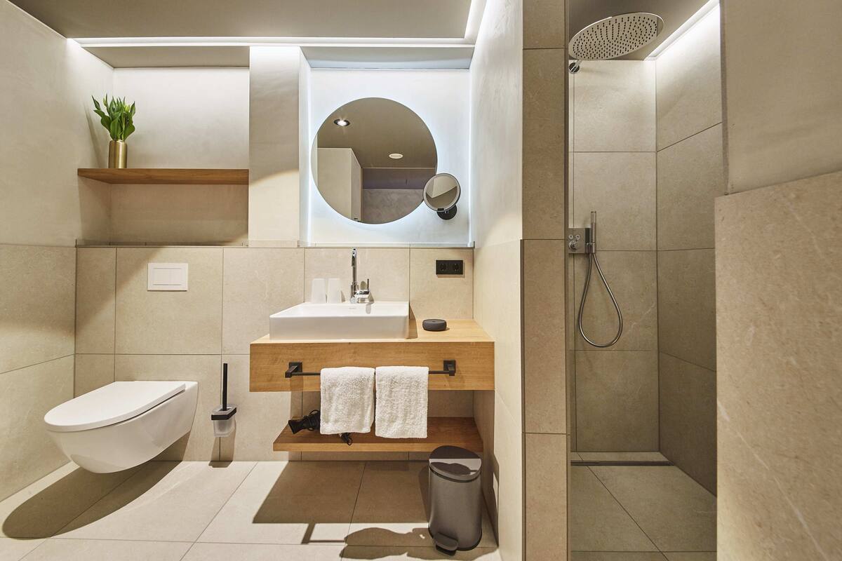 design double room | bathroom | shower, free toiletries, hair dryer, towels