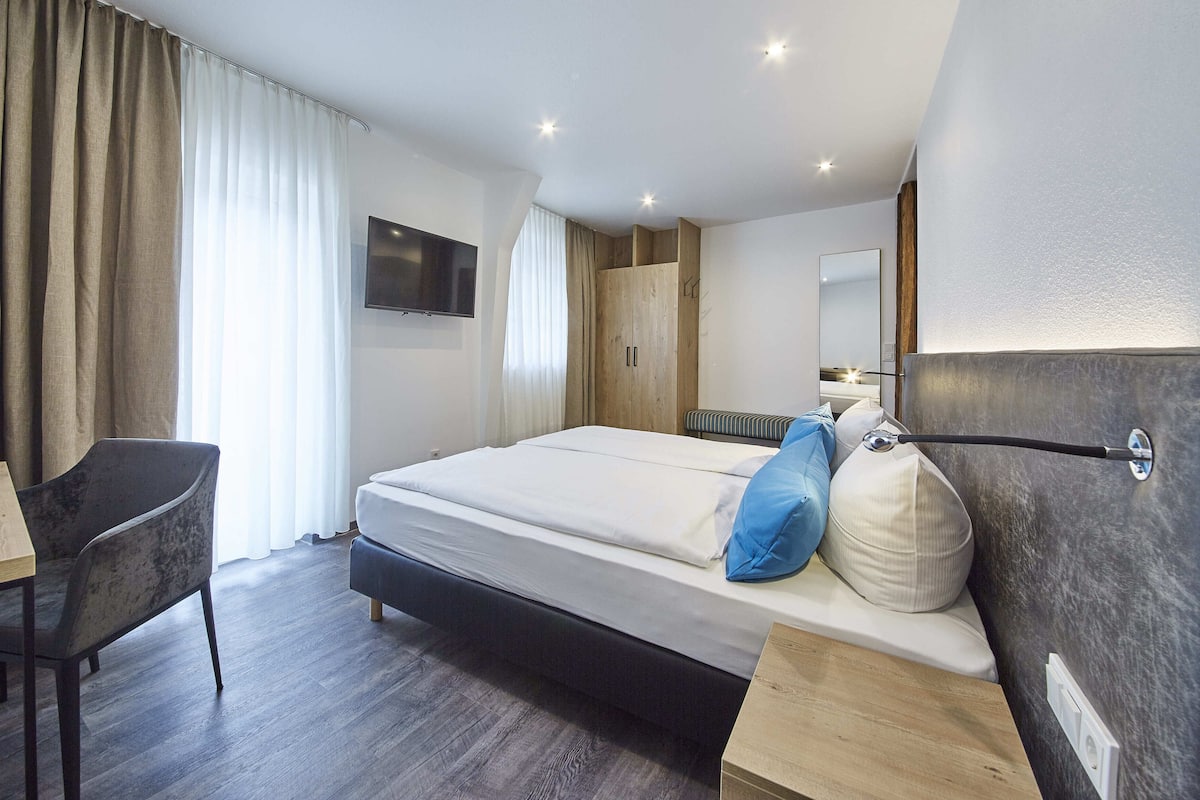 deluxe double room | living area | flat-screen tv, heated floors