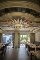 Se sirven desayunos, almuerzos y cenas; cocina local e internacional