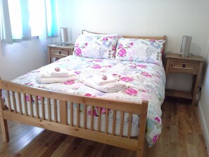 2 bedrooms, iron/ironing board, free WiFi, bed sheets - Modern Leith apartment (Edinburgh)