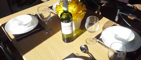 Căn hộ, 2 phòng ngủ | Khu vực ăn uống tại phòng