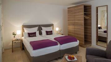 1 camera, una scrivania, tende oscuranti, insonorizzazione