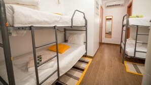 Felles sovesal, delt bad (Amarelo) | Lydisolert, strykejern/-brett, wi-fi (inkludert) og individuelt dekorert
