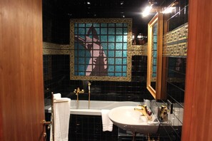 A bathroom with a bathtub, a sink, and a mirror. - Domus Orsoni (Venice)