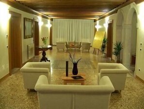 Área de estar no saguão