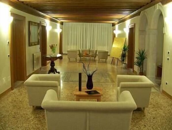 Coin salon dans le hall