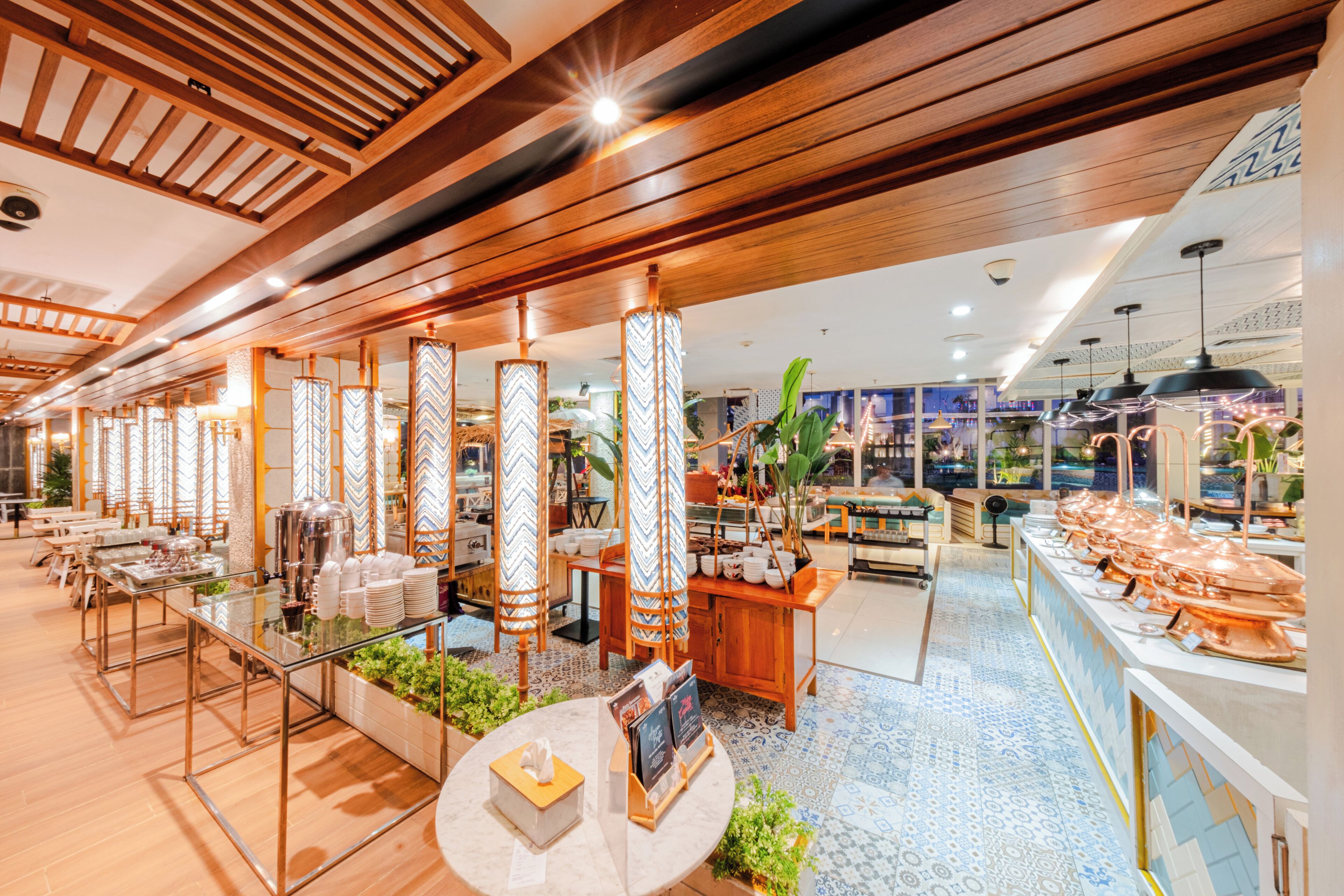 3 restaurants, serveren ontbijt, lunch, diner, internationale gerechten