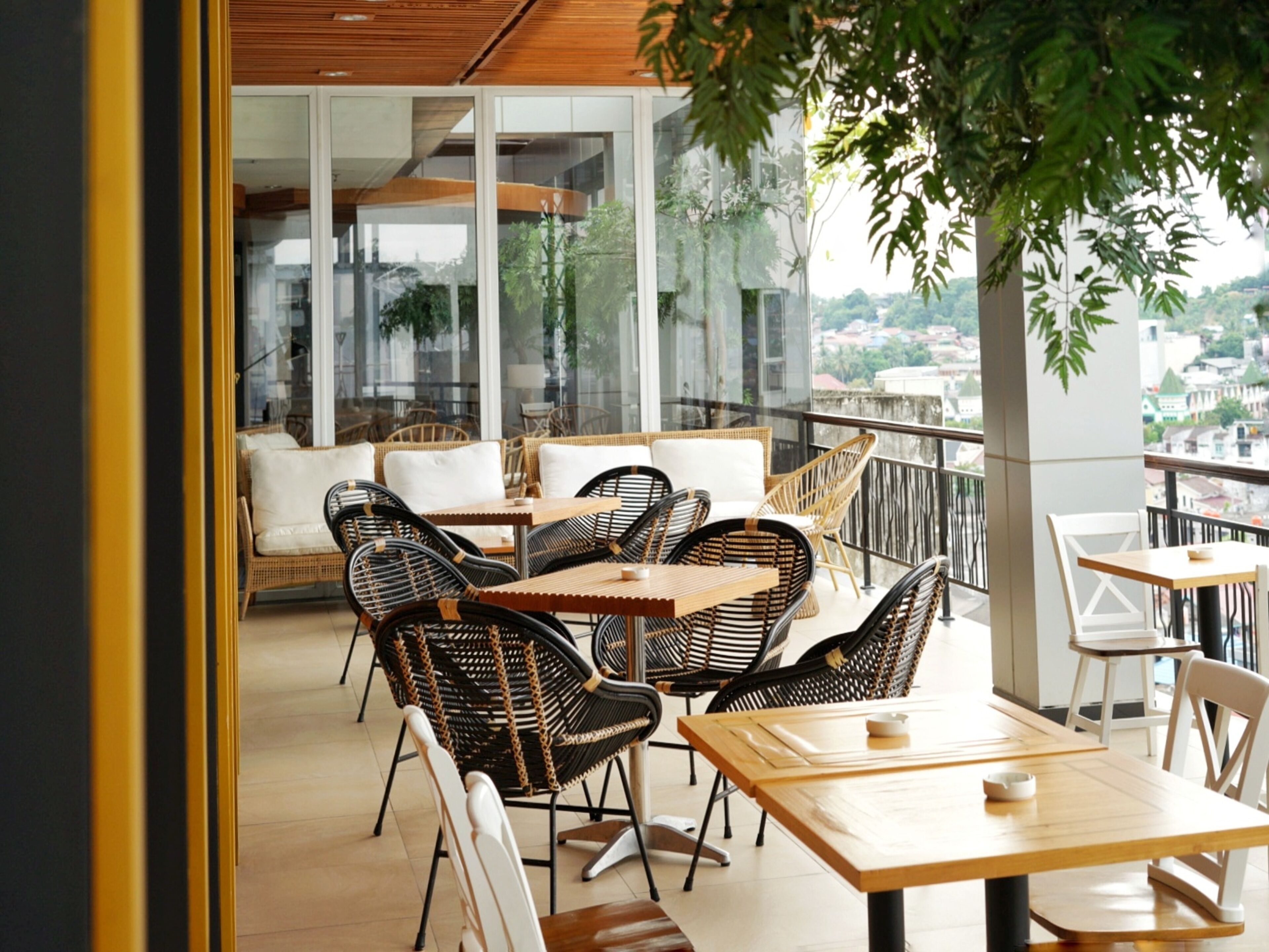 3 restaurants, breakfast, lunch, dinner served; international cuisine