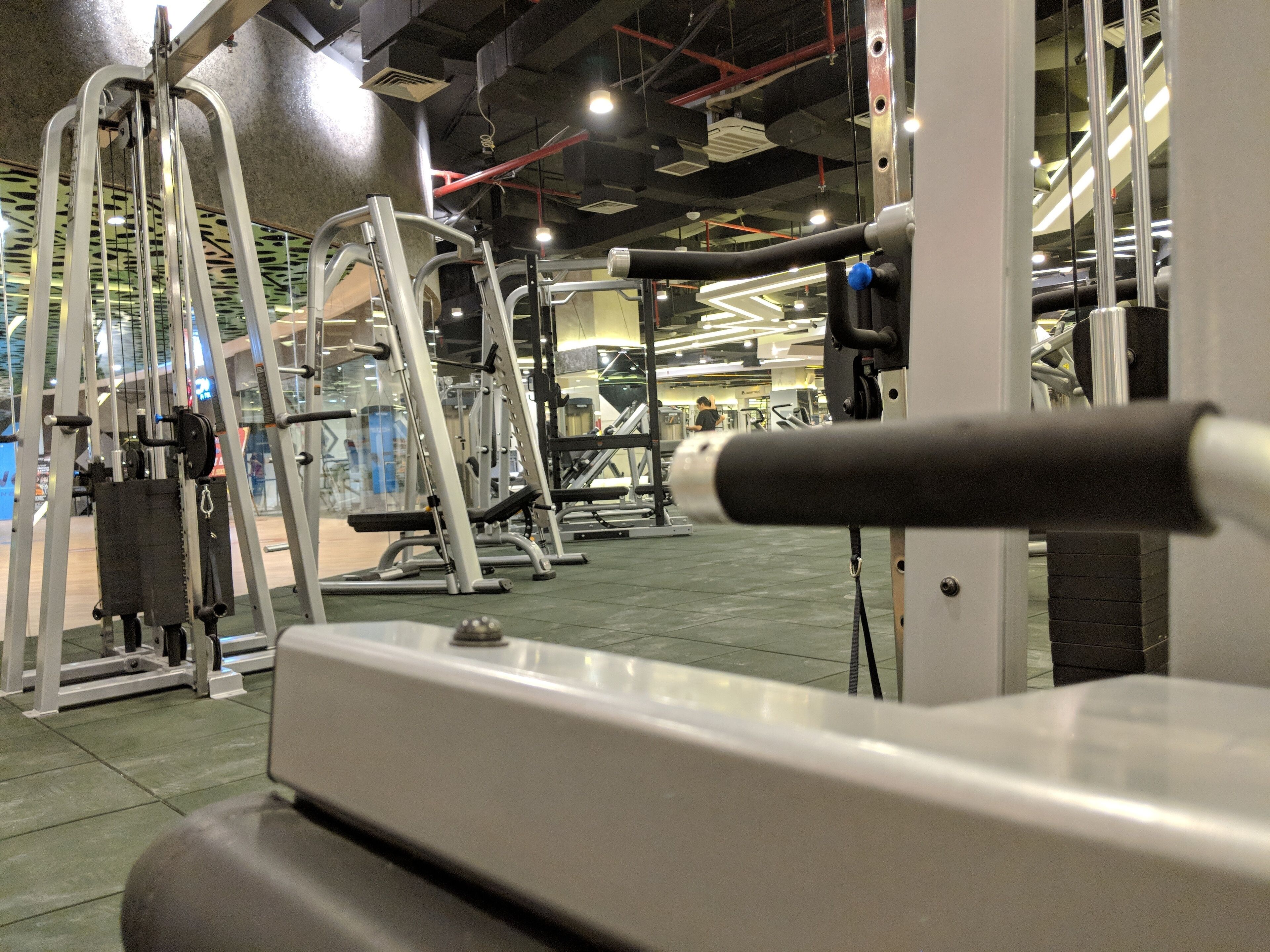 Un gimnasio con diversas máquinas y equipo de ejercicio.