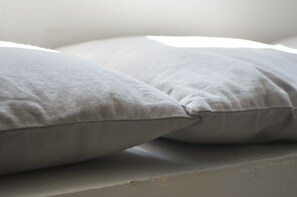 A close-up of two pillows on a bed. - Tuffudesu B&B (Osilo)