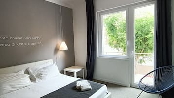 Doppelzimmer, Terrasse, Stadtblick | Minibar, BettwÀsche
