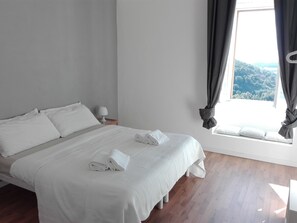 Minibar, bed sheets - Tuffudesu B&B (Osilo)