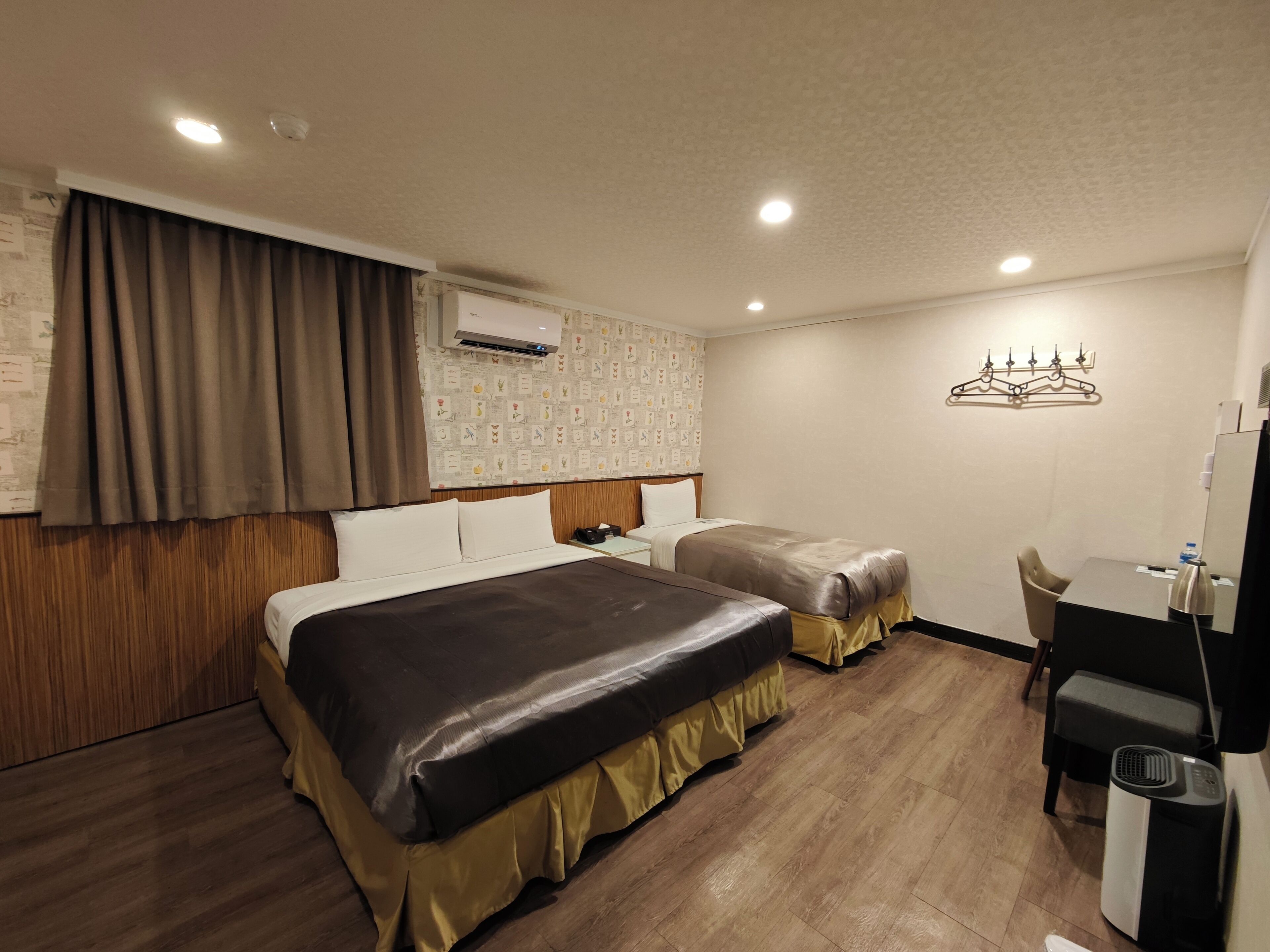 Standard Triple Room | In-room safe, desk, laptop workspace, soundproofing