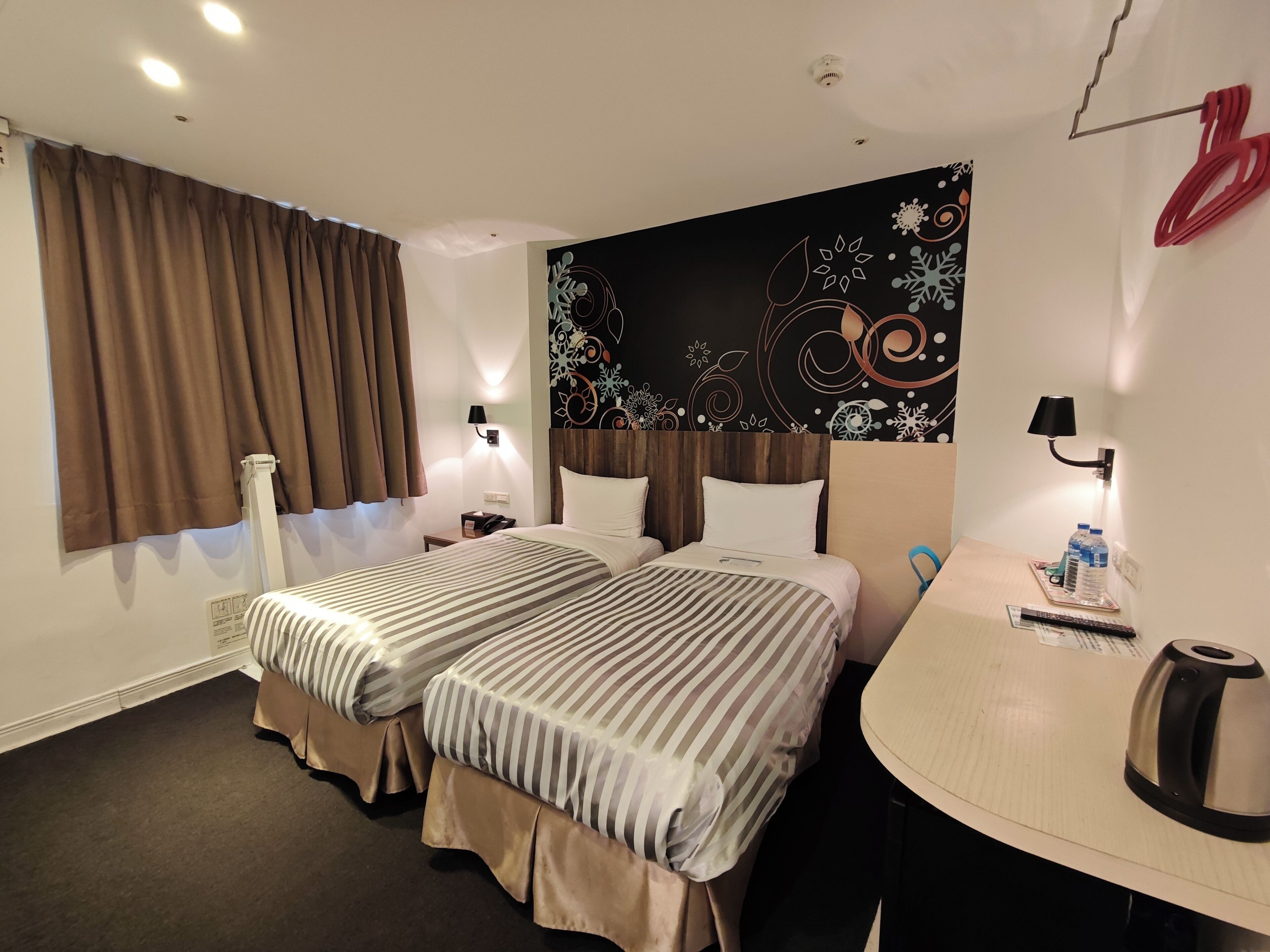 Elite Twin Room | In-room safe, desk, laptop workspace, soundproofing