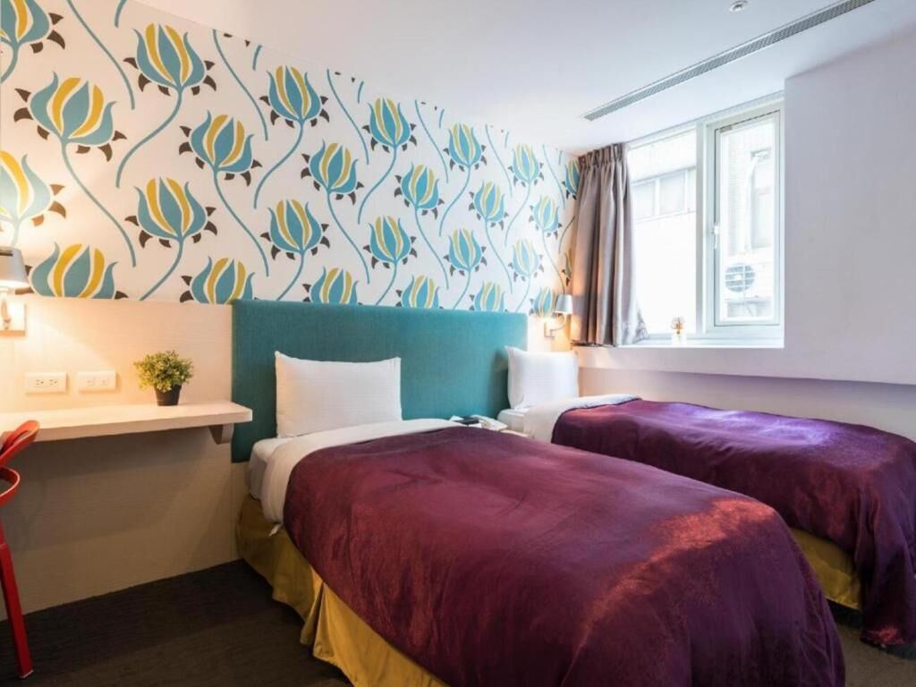 精緻雙床房 | 客房內保險箱、書桌、筆電工作空間、隔音