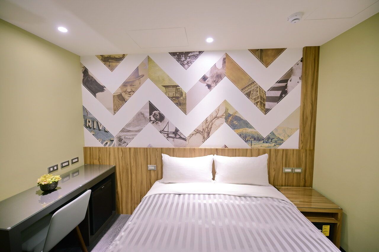 business double room | in-room safe, desk, laptop workspace, soundproofing