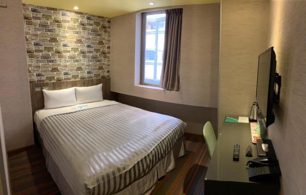 標準雙人房 | 客房內保險箱、書桌、筆電工作空間、隔音