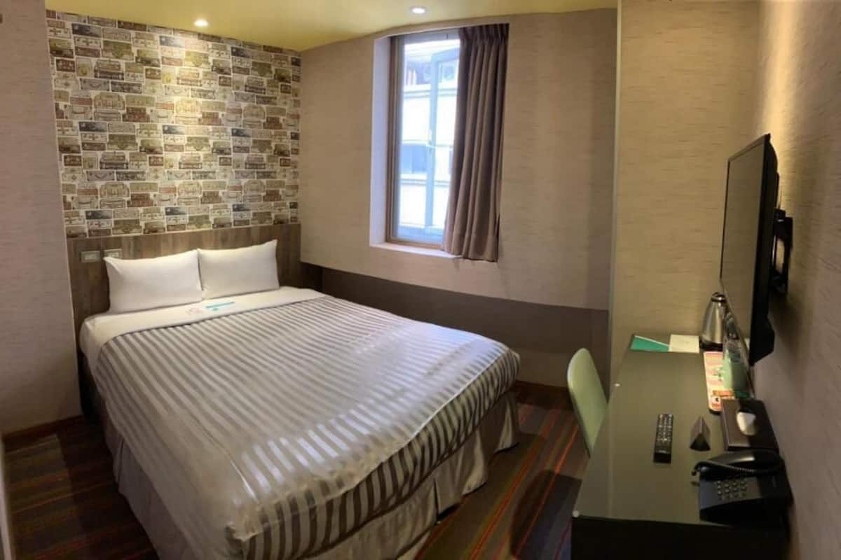 Standard Double Room | In-room safe, desk, laptop workspace, soundproofing