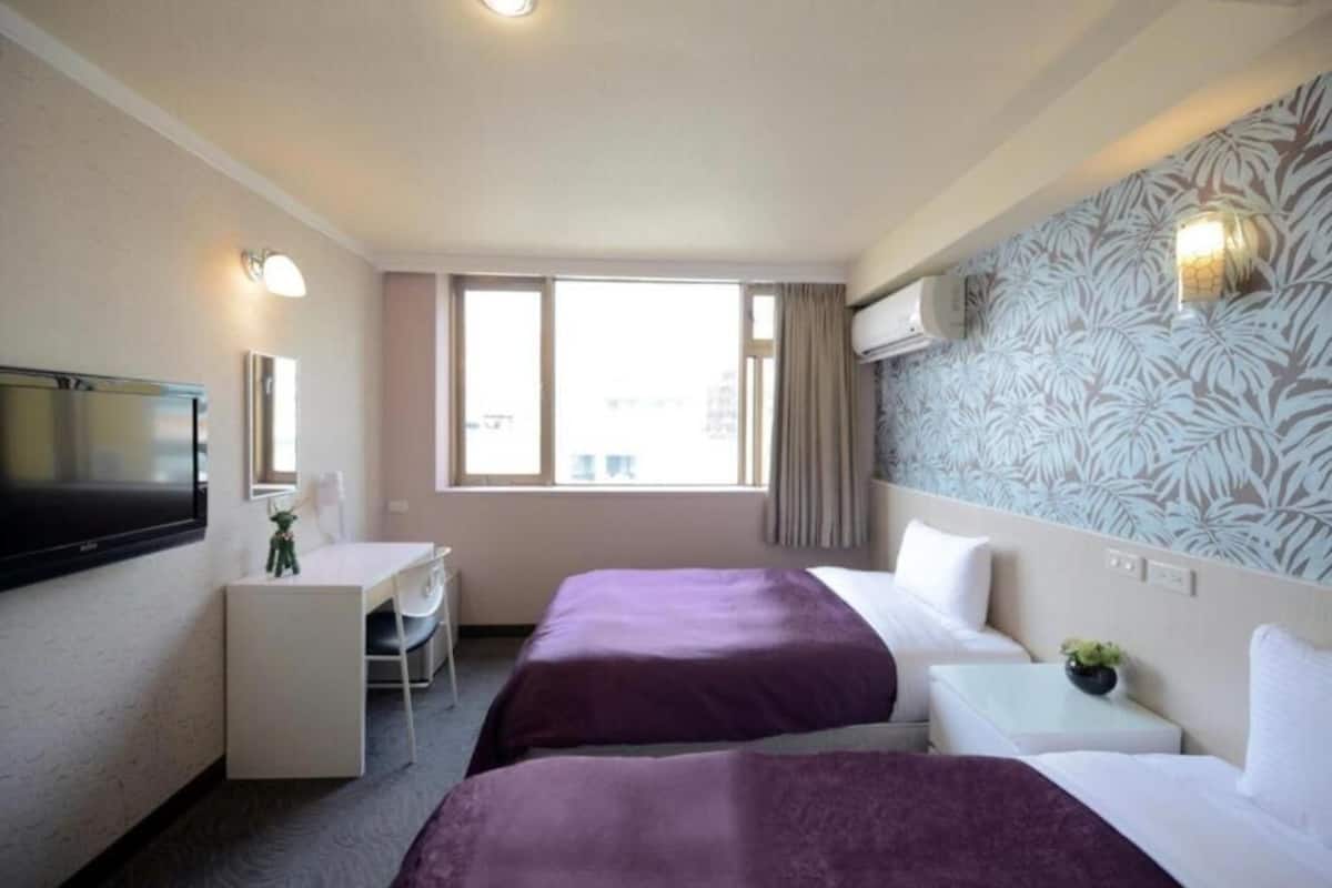 Standard Twin Room | In-room safe, desk, laptop workspace, soundproofing