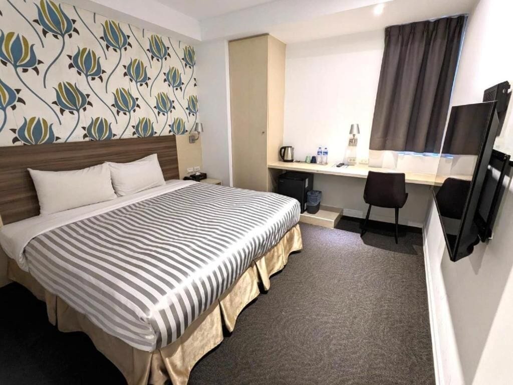 精緻雙人房 | 客房內保險箱、書桌、筆電工作空間、隔音