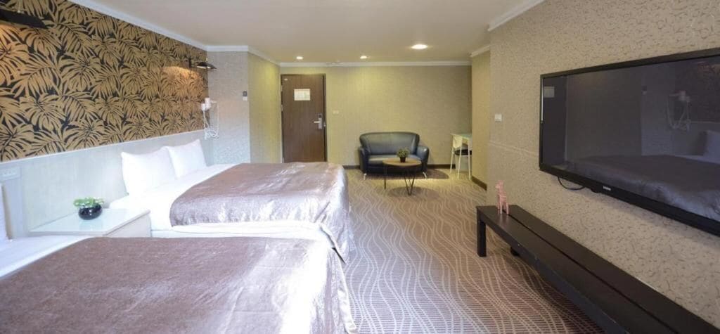 標準四人房 | 客房內保險箱、書桌、筆電工作空間、隔音