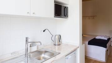 Studio (Twin) | Private kitchen | Fridge, microwave, coffee/tea maker, electric kettle