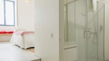 Appartement, 1 chambre | Salle de bain | Douche, articles de toilette gratuits, sèche-cheveux
