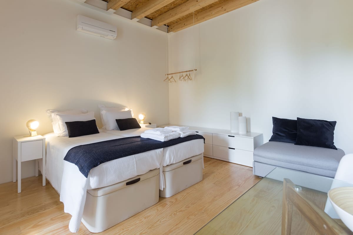 1 habitación, tabla de planchar con plancha, wifi gratis y ropa de cama