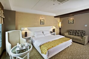 Club Suite | Living area