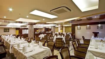 2 restoran dengan sajian masakan internasional