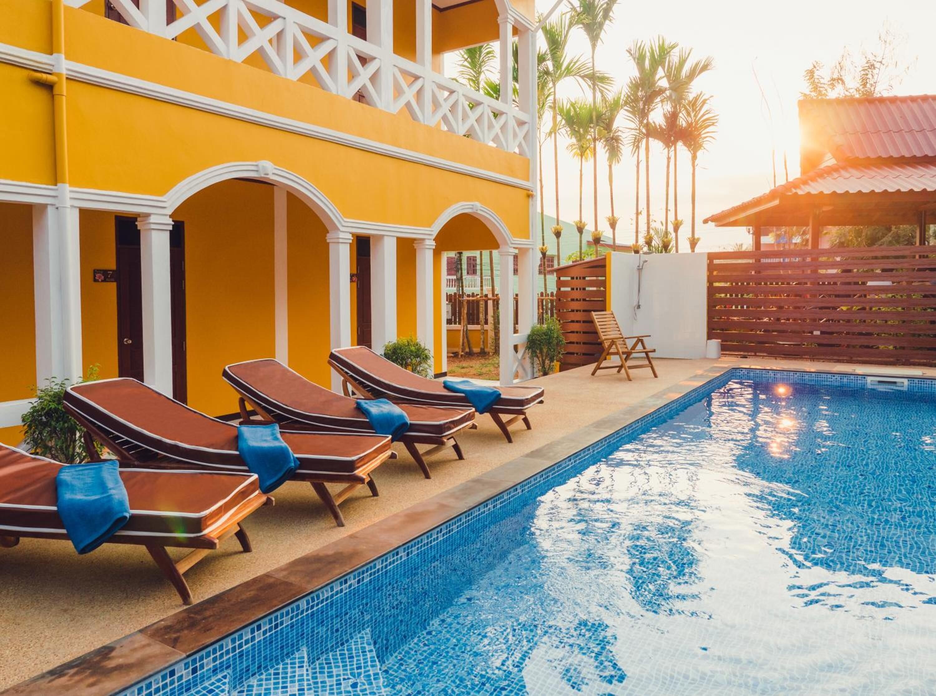 Hồ bơi ngoài trời, ghế dài tắm nắng 