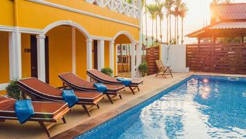 Hồ bơi ngoài trời, ghế dài tắm nắng