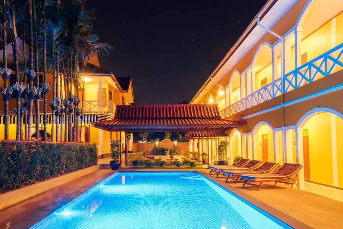 outdoor pool, pool loungers