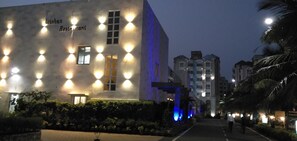 住宿正面 - 傍晚/夜晚