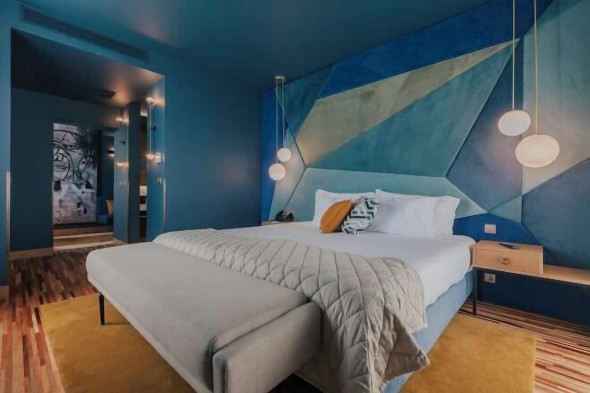 1 bedroom, Egyptian cotton sheets, premium bedding, memory foam beds