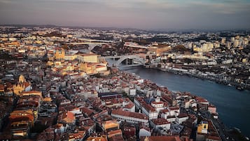 Luchtbeeld van een historische stad met een dichte bebouwing, een opvallende brug en een rivier.