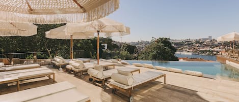 Piscine couverte, piscine extérieure, parasols de plage, chaises longues