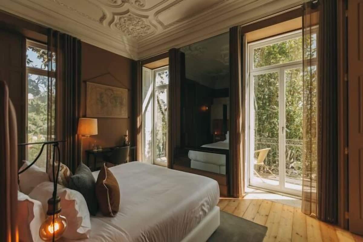 Egyptian cotton sheets, premium bedding, memory-foam beds, minibar