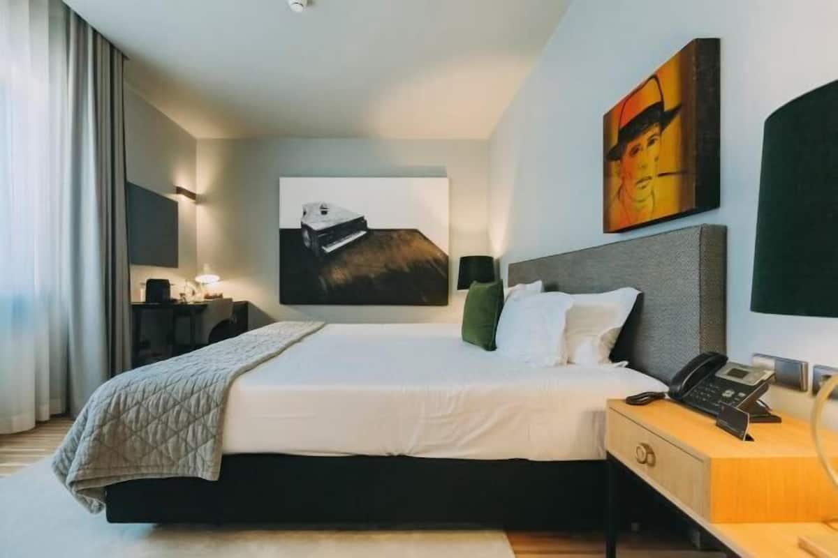 1 bedroom, Egyptian cotton sheets, premium bedding, memory foam beds