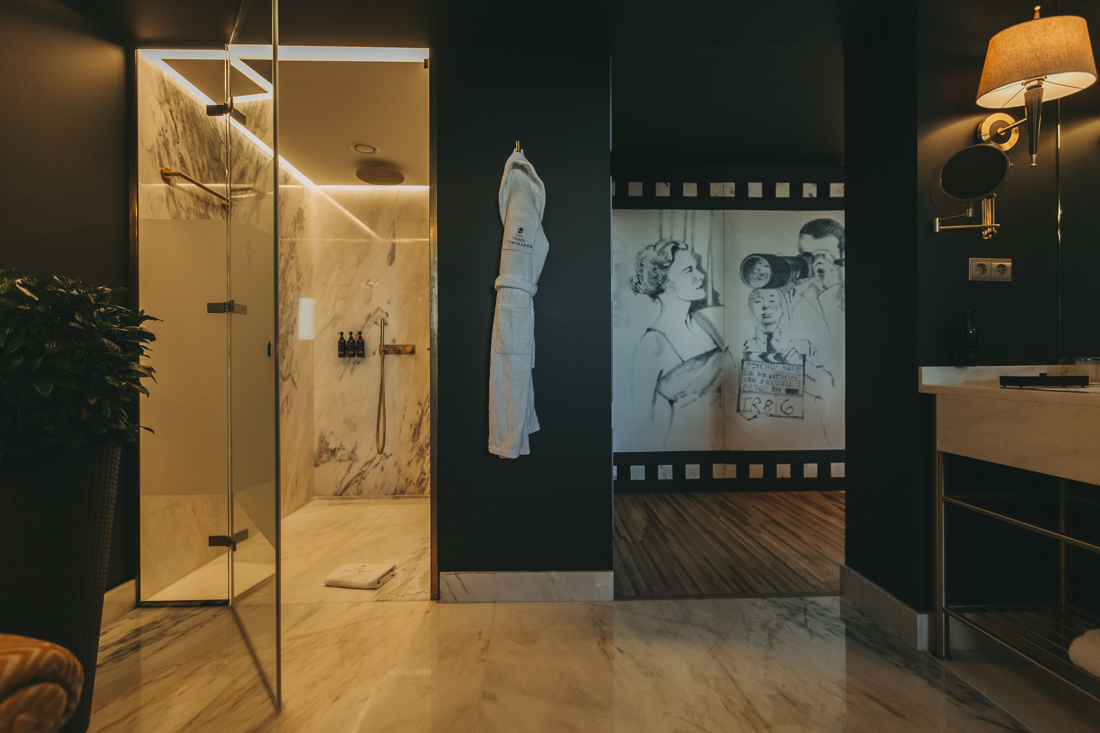 Maisonette | Baño | Amenidades de baño de diseñador, secadora de cabello, batas, pantuflas 