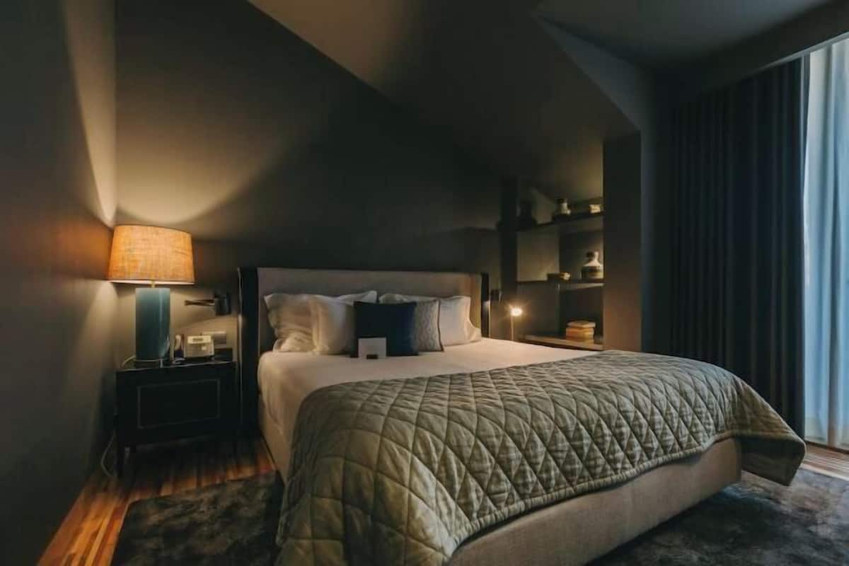 1 bedroom, Egyptian cotton sheets, premium bedding, memory foam beds