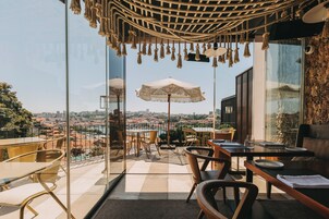 Se sirven desayunos, almuerzos y cenas; junto a la piscina