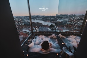 Suíte Deluxe | Bathroom | Designer toiletries, hair dryer, bathrobes, slippers