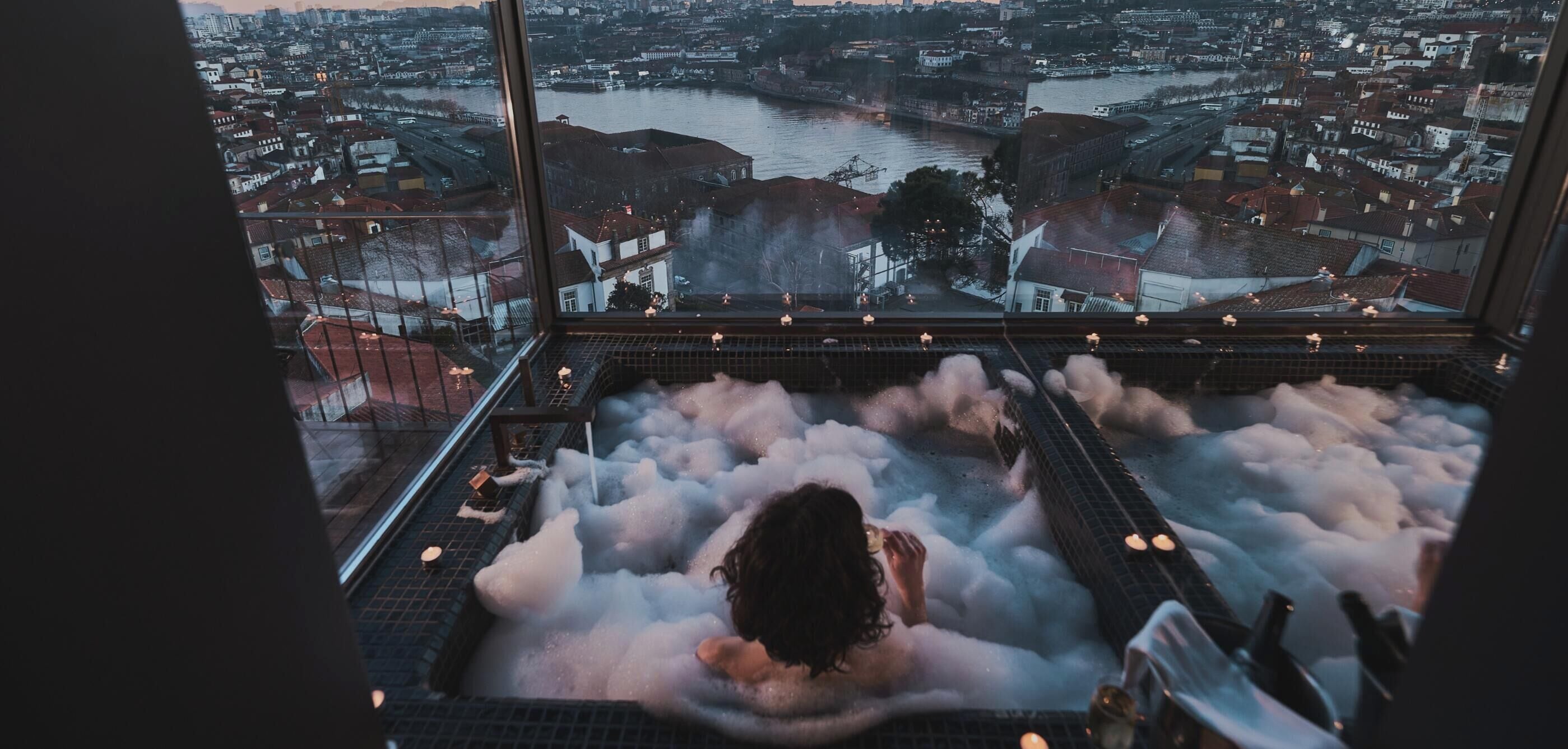 Artículos de tocador de diseñador, secador de pelo, batas, pantuflas