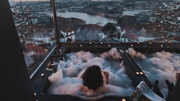 Suíte Deluxe | Bathroom | Designer toiletries, hair dryer, bathrobes, slippers