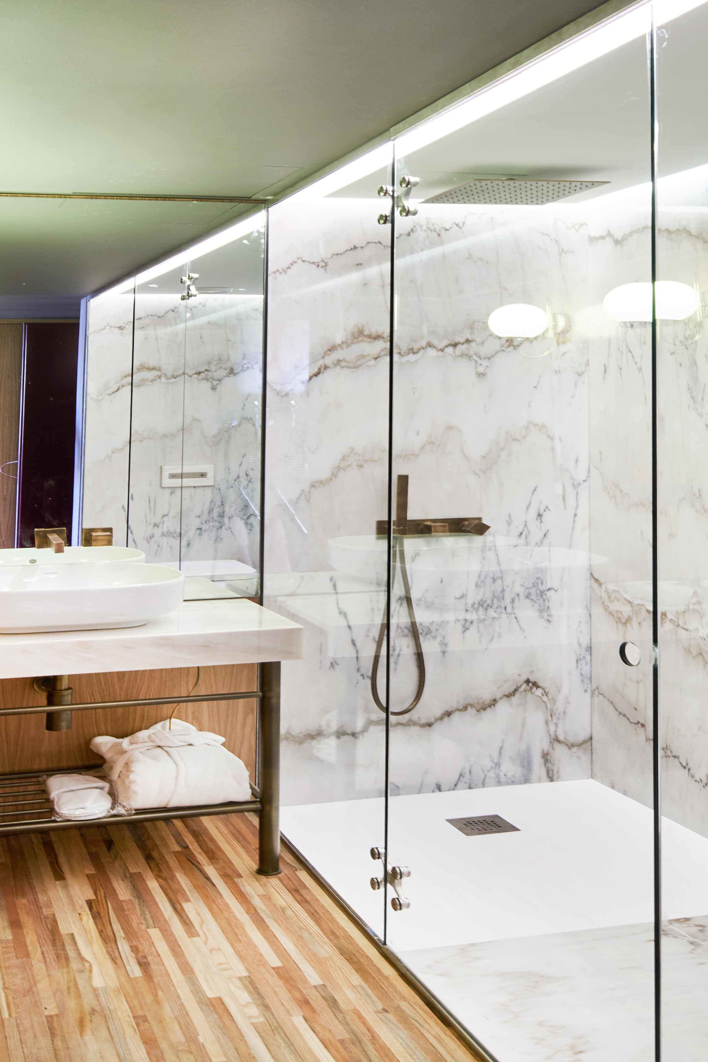 Executive Deluxe (balcony & River View) | Bathroom | Designer toiletries, hair dryer, bathrobes, slippers
