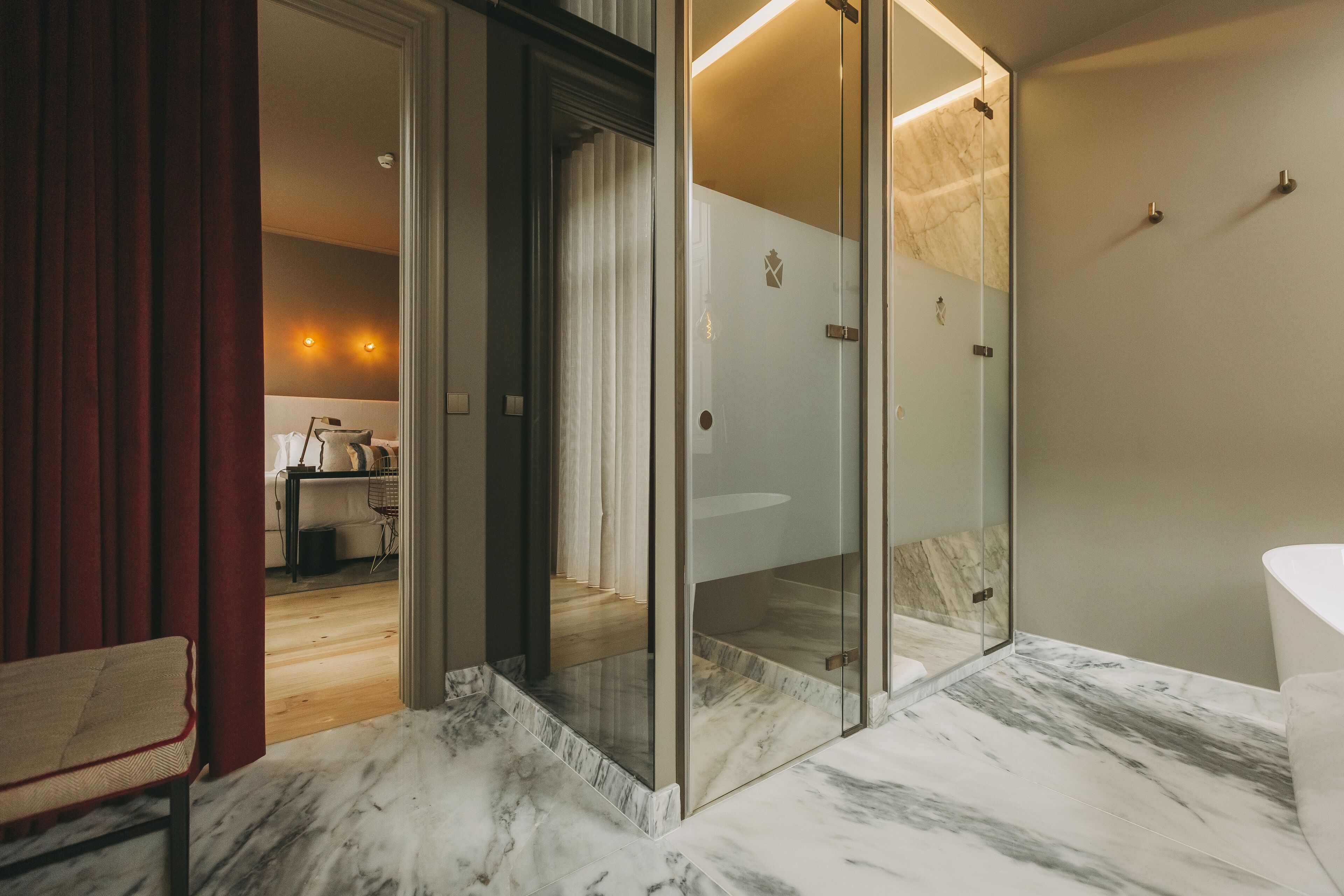 Executive | Baño | Amenidades de baño de diseñador, secadora de cabello, batas, pantuflas 