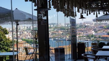 Serviço de café da manhã, almoço, jantar; vistas para a piscina