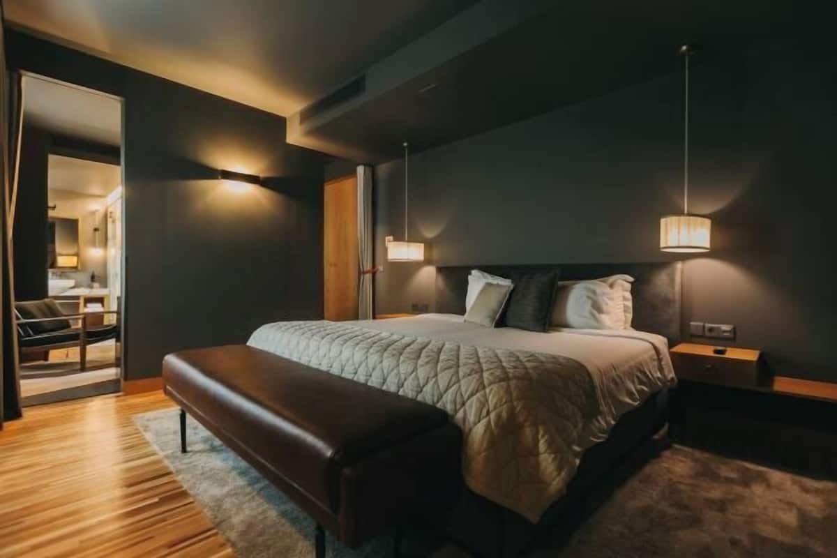 1 bedroom, Egyptian cotton sheets, premium bedding, memory foam beds